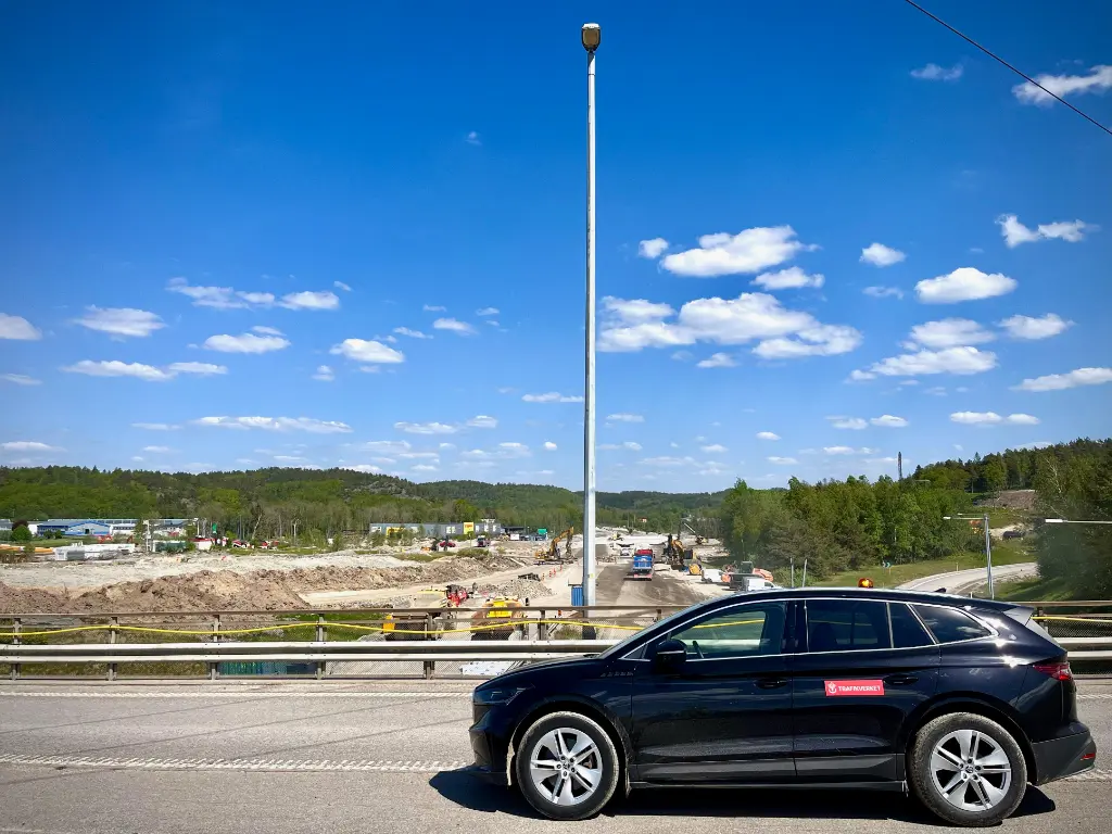 Vy över vägbygge med synlig lyktstolpe